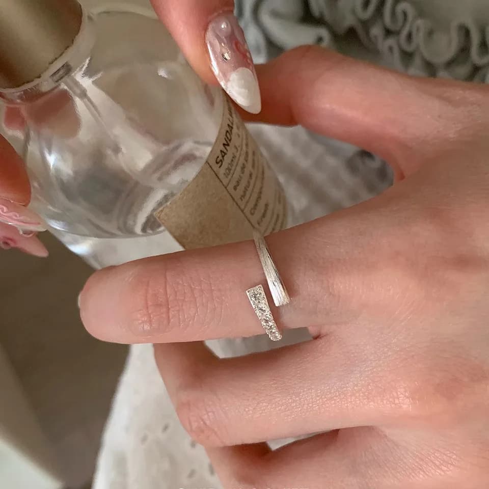 Anello con zirconi micro-incastonati, design femminile di nicchia, stile lusso discreto, anello da indice di alta gamma