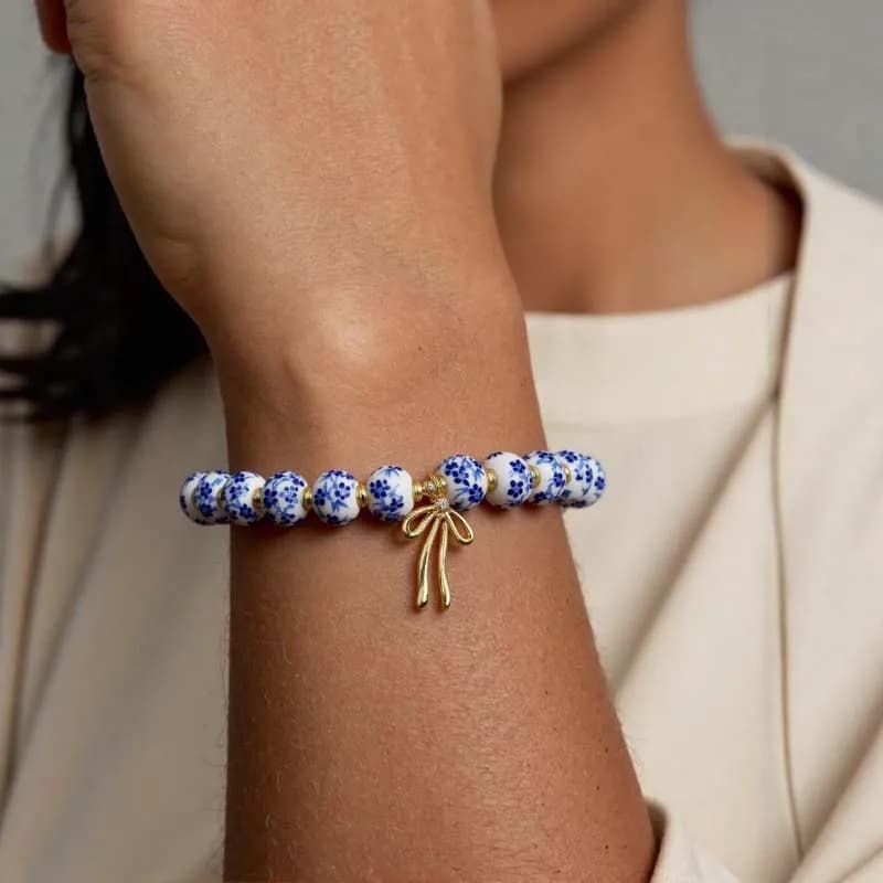 Bracciale alla Moda con Ciondolo a Fiocco in Ceramica Blu e Bianca per Donne, Bracciale Elastico Vintage Fatto a Mano con Perline e Charm