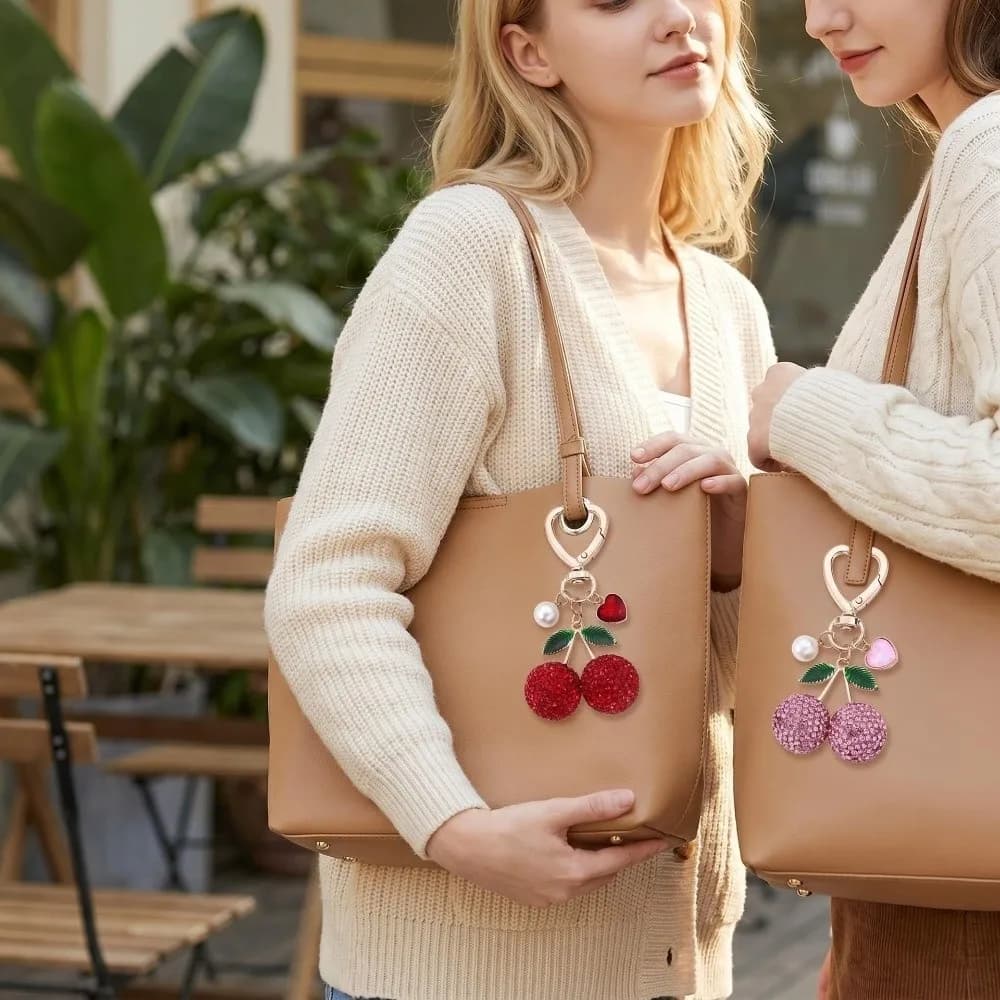 Creative Love Heart Buckle Cherry Keychain Versatile Exquisite Diamond Keychain Sweet Backpack Pendant Commemorative Gift