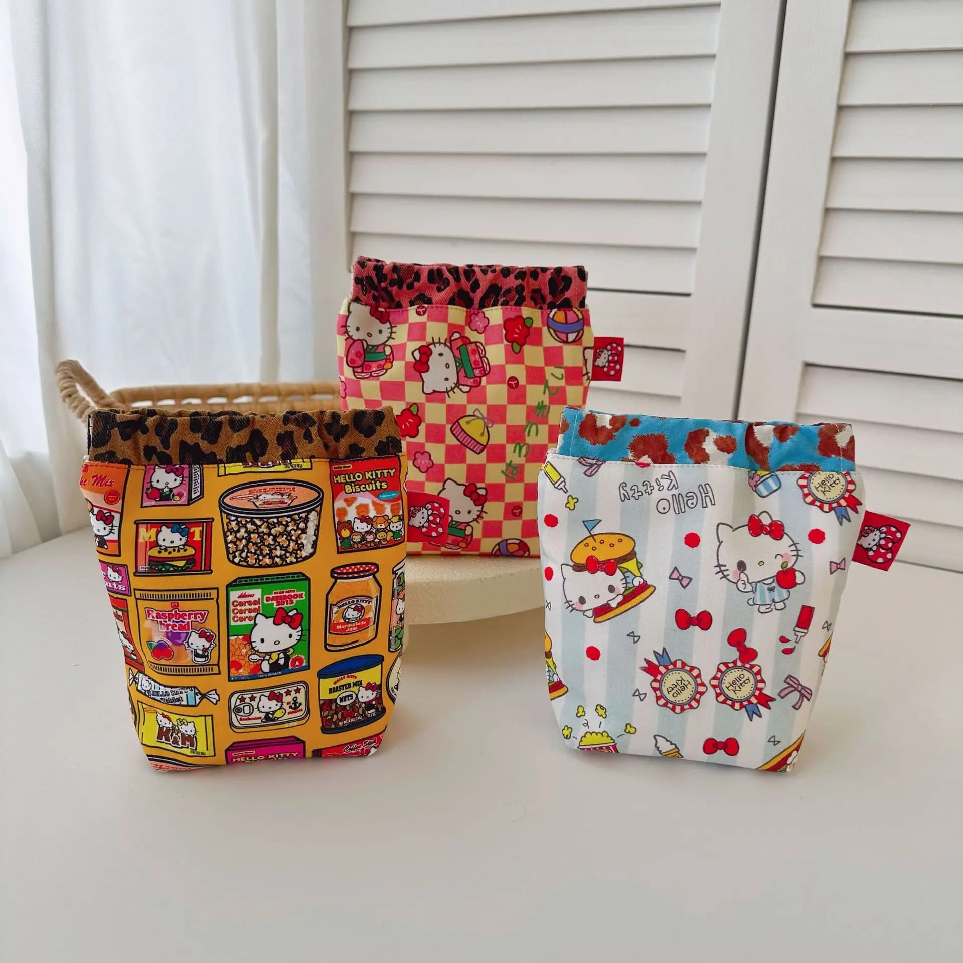 Sanrio Hello Kitty Cartoon Leopard Print Cartoon Borsa in tessuto di cotone con stampa leopardata Busta rossa Contenitore per cosmetici Confezione per assorbenti igienici