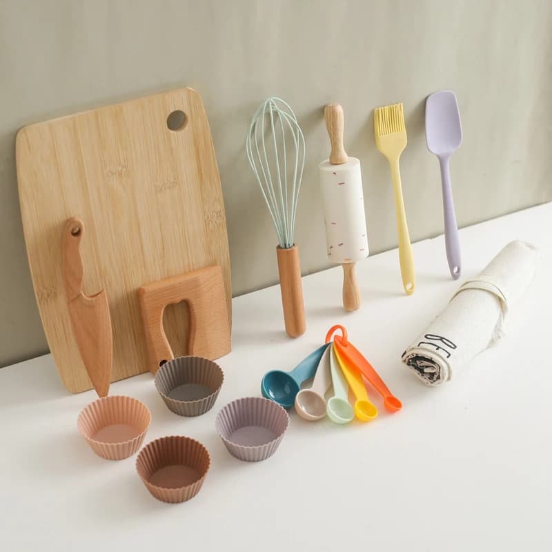 Montessori Kids Play Kitchen Set giochi di imitazione Set di giocattoli da cucina giocattoli da cucina Playset per bambini tagliere grembiule per bambini