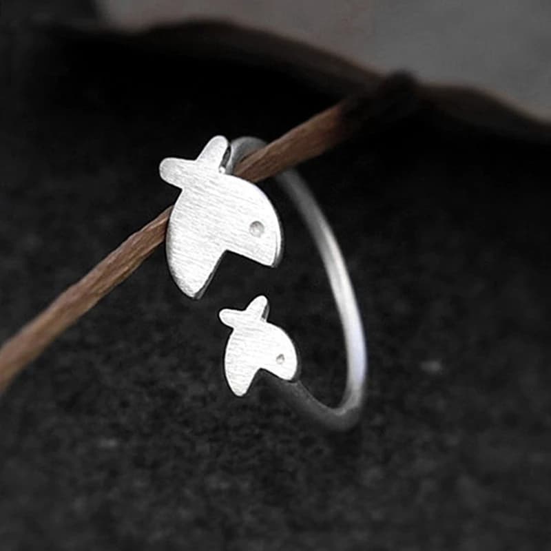 Anello in argento 925 con pesci grandi e carini che mangiano piccoli pesci Versione coreana Semplice regalo di gioielli alla moda Anello da dito elegante per le donne
