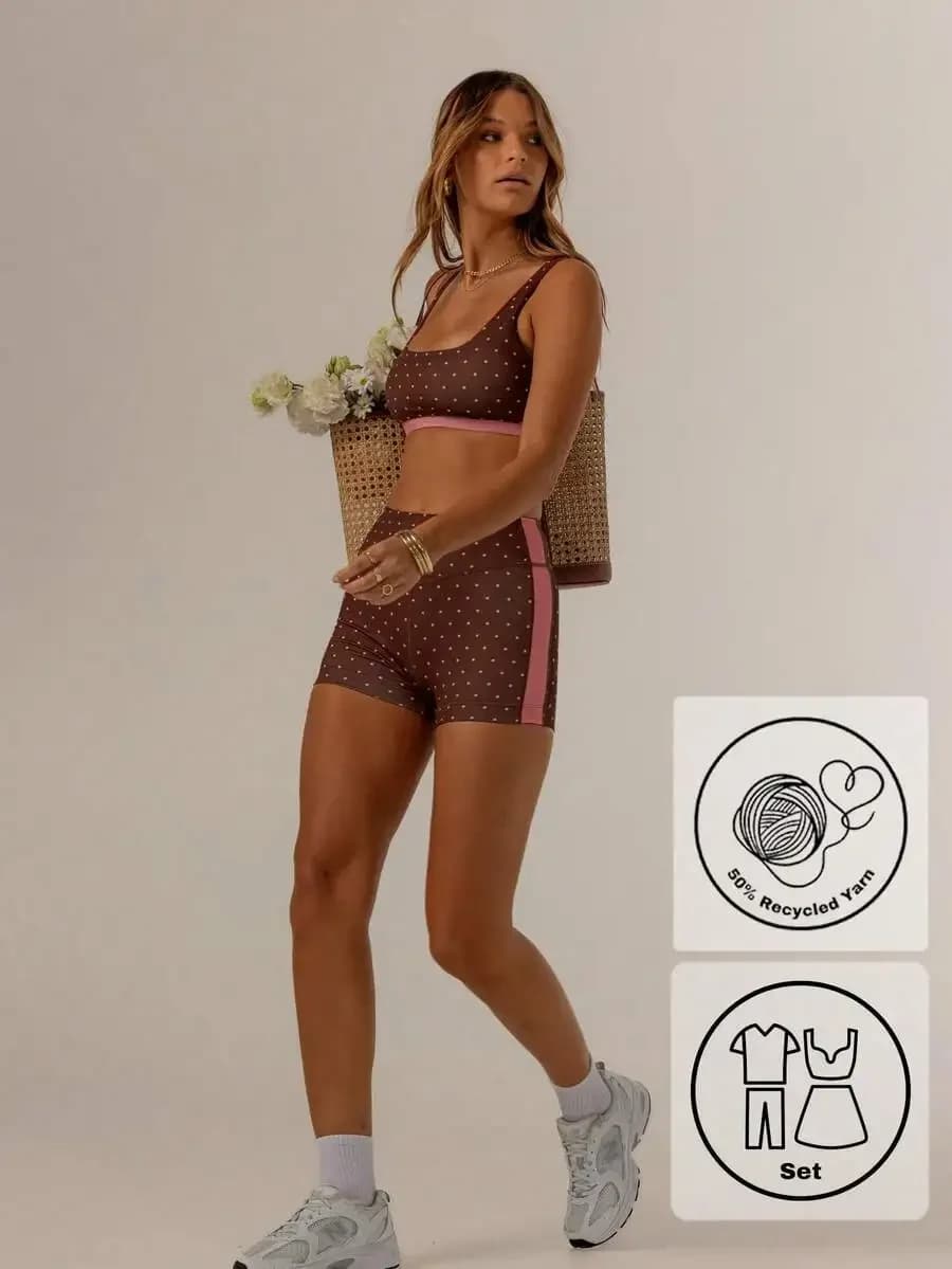 Completo due pezzi marrone a pois con finiture rosa: top sportivo e pantaloncini per un look casual estivo