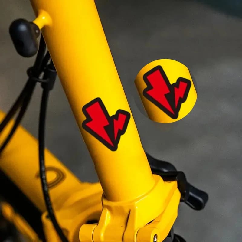 Set di 2 Adesivi Piattaforma 2D a Forma di Fulmine, Impermeabili e Resistenti ai Raggi UV, in Vinile per Moto, Biciclette, Auto, Veicoli Elettrici e Caschi