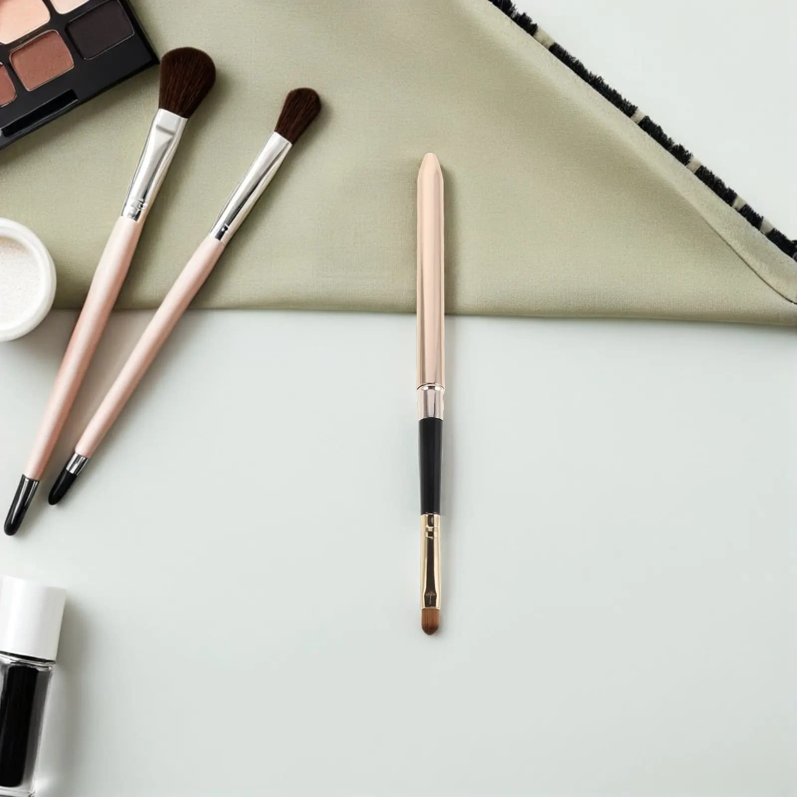 2 Pennelli per Rossetto Retrattili, Applicatore Portatile per Labbra, Strumento di Trucco con Setole Morbide per Sfumare Rossetto e Lucidalabbra, Ideale per Viaggi