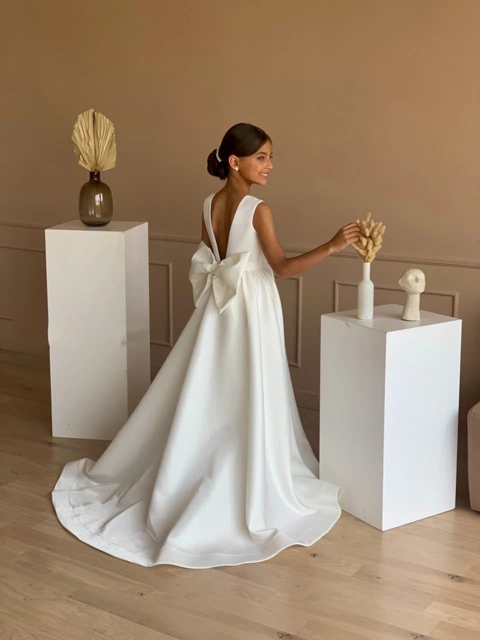Abito da ragazza di fiore bianco per matrimonio lungo fino al pavimento senza maniche con fiocco Abiti da ballo per prima comunione per festa di compleanno principessa personalizzati
