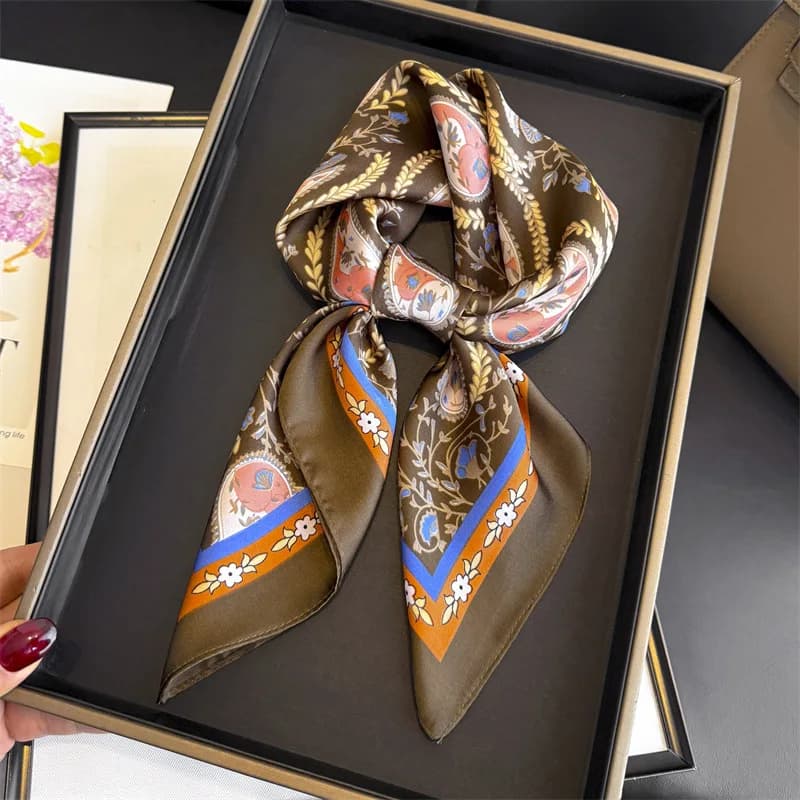 Foulard quadrato in seta, sciarpa alla moda, bandana, fascia per capelli, nastro, accessorio, marche di design, fasce per capelli