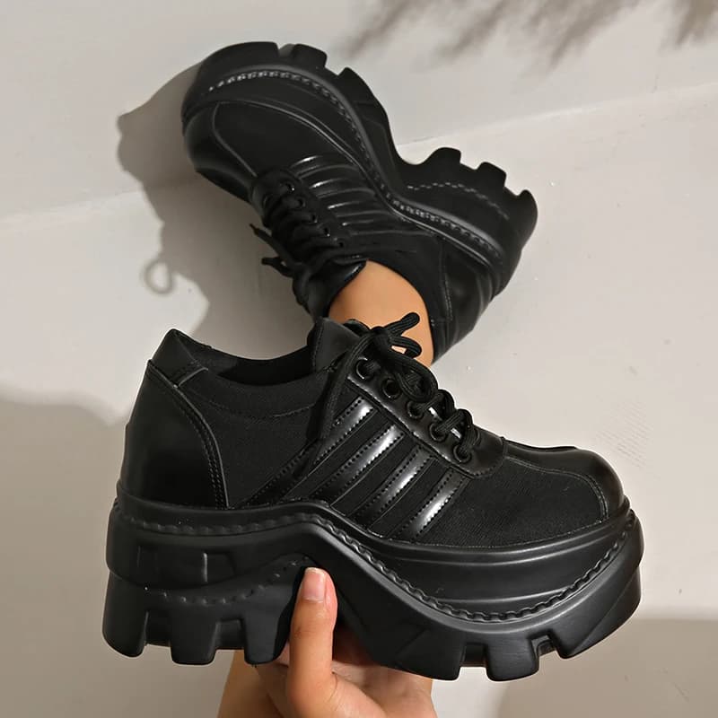 Scarpe da ginnastica robuste traspiranti alla moda da donna con fondo spesso scarpe vulcanizzate antiscivolo scarpe sportive con piattaforma nera gotica da donna 35-42