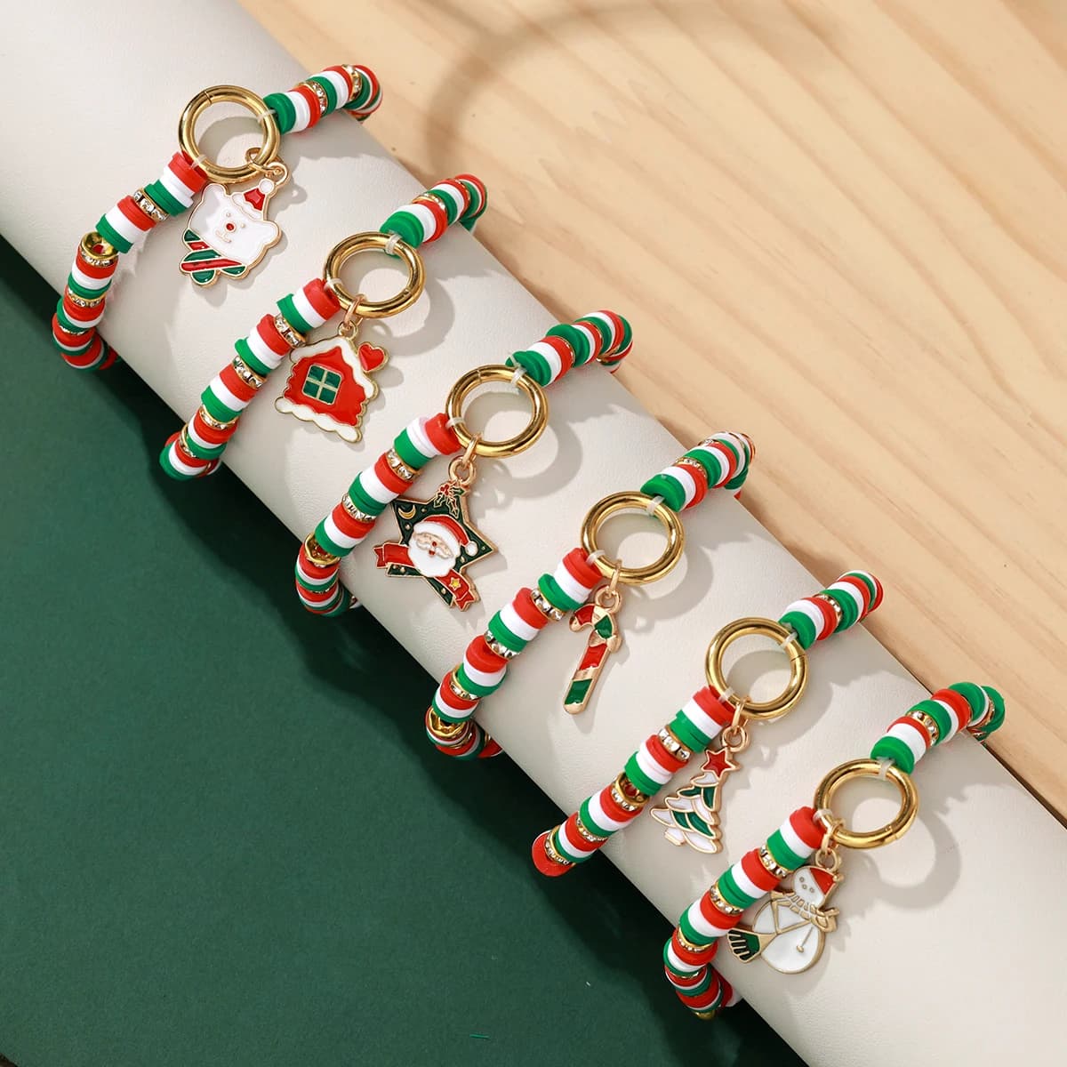 Nuovo set di braccialetti in argilla polimerica da 12 pezzi con albero di Natale, regalo, pupazzo di neve, campana e distanziatori di strass (colore casuale)