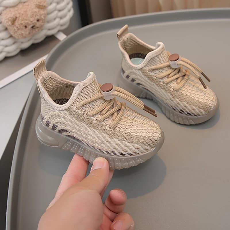 Scarpe da ginnastica casual per bambini 2025 Estate nuove ragazze dei ragazzi Scarpe da corsa per sport all'aria aperta traspiranti Scarpe da tennis per bambini per il tempo libero