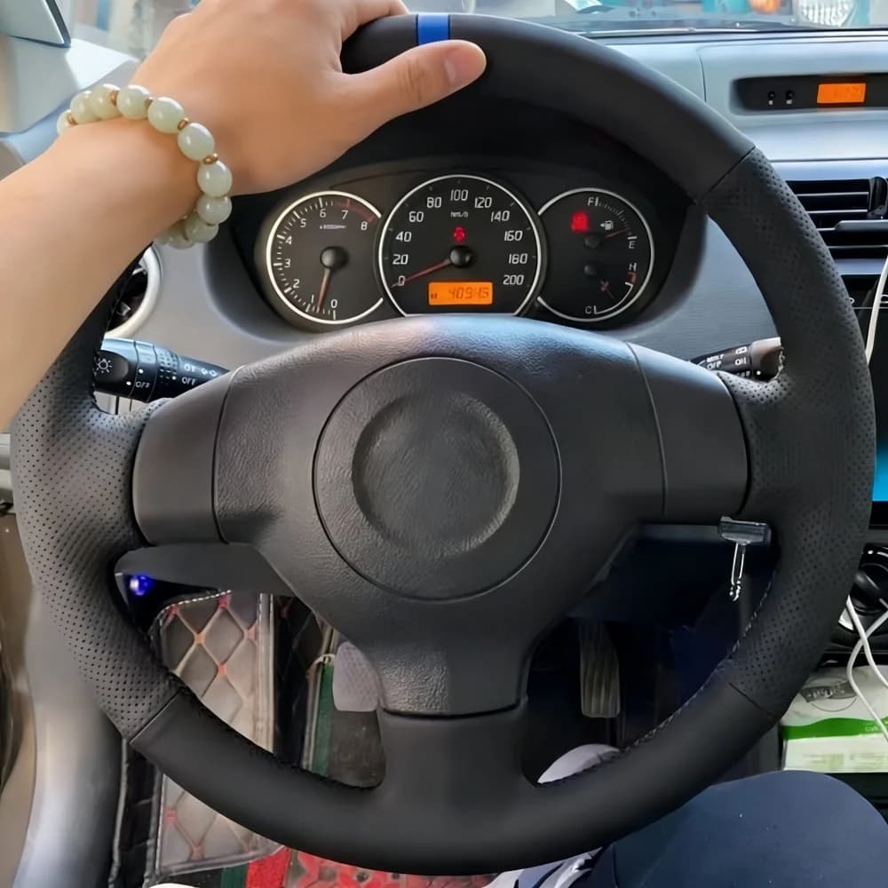 Coprivolante in Pelle Microfibra Traforata Cucito a Mano per Mitsubishi Pajero 2008-2011 e Zinger 2009-2020 - Accessorio Interno Auto