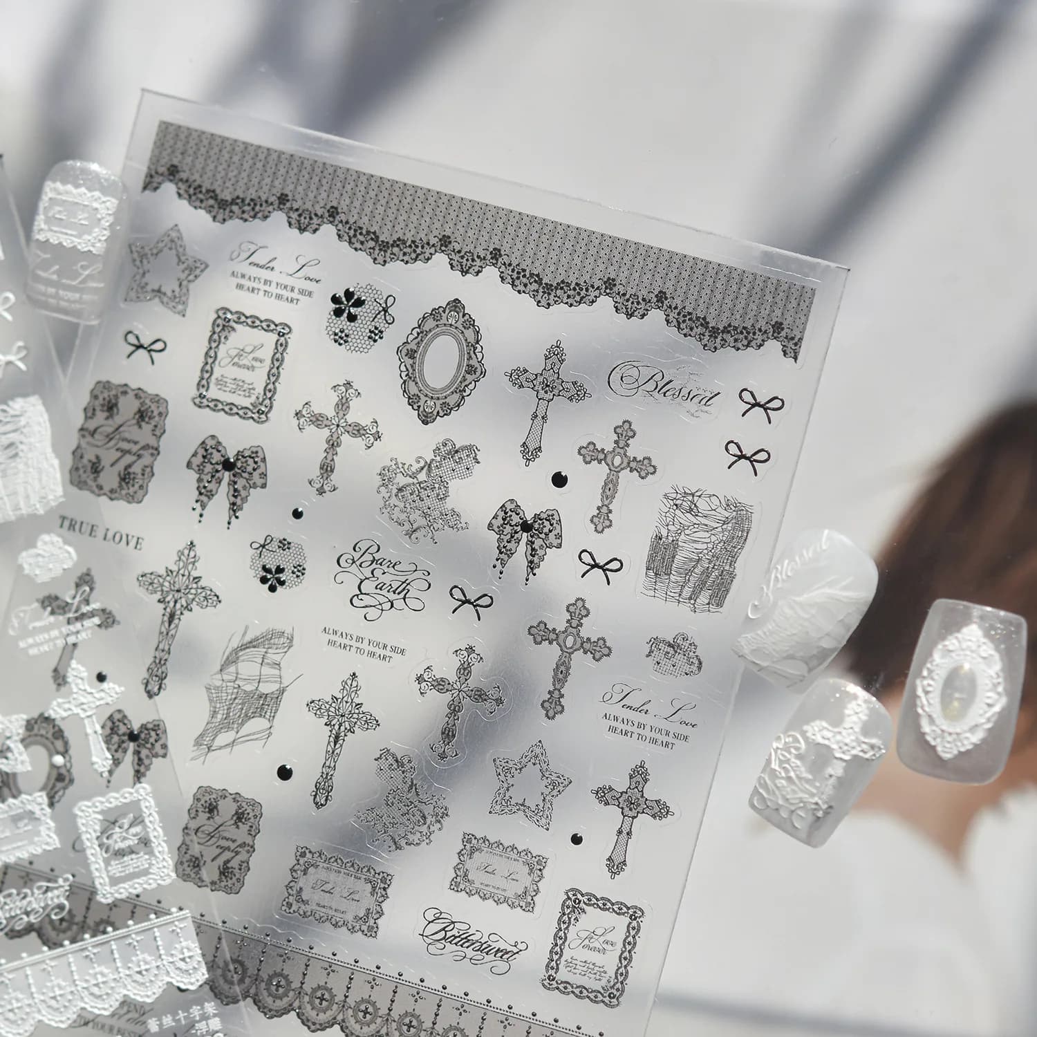Adesivi per Unghie 5D Gotici Neri e Grigi con Texture in Pizzo, Croci, Fiocchi e Cornici Fotografiche, Decorazioni Autoadesive per Nail Art Stile Gotico Y2K