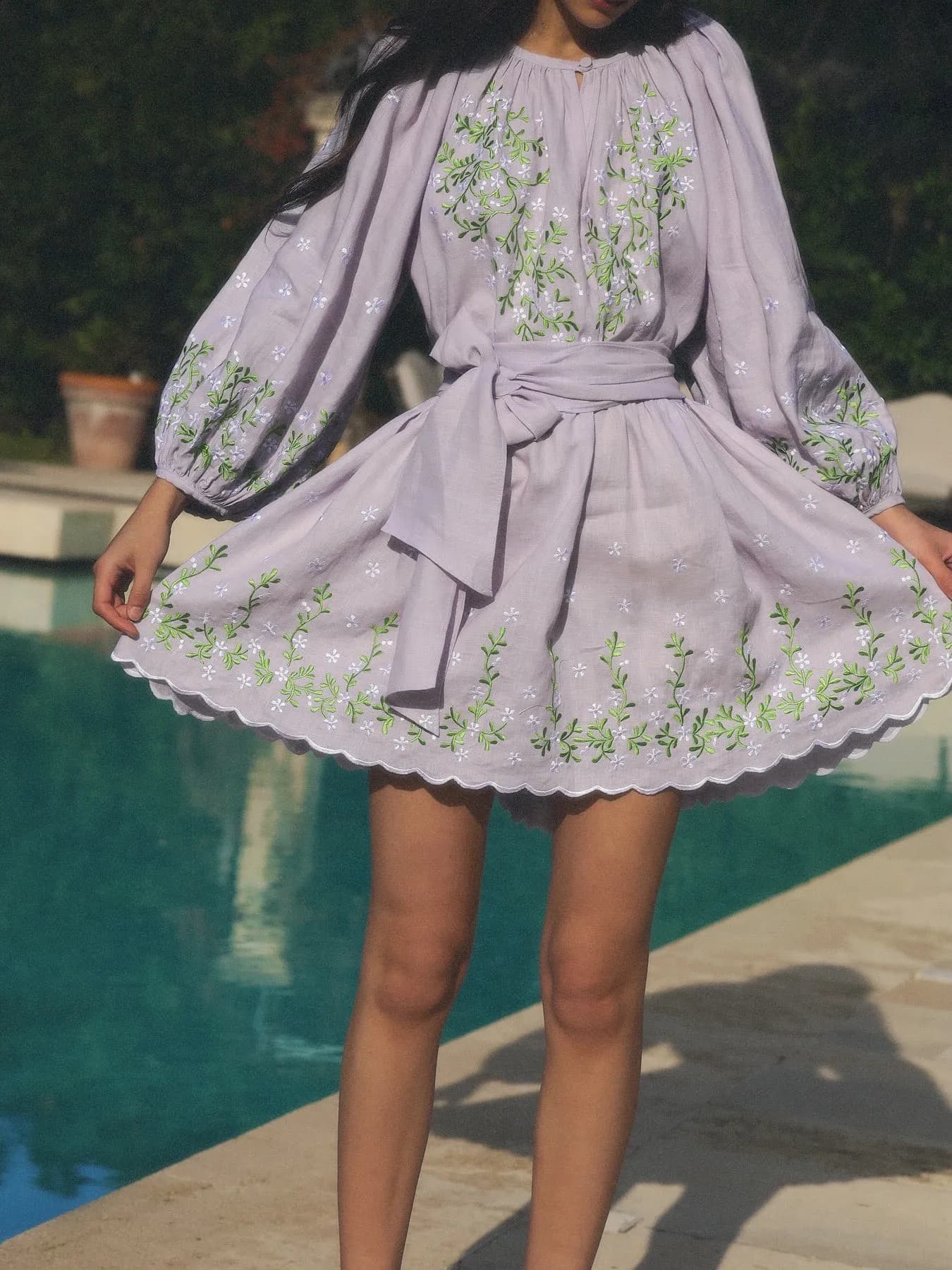 Abito Mini da Donna 100% Lino con Ricami Viola, Scollo Rotondo, Maniche a Lanterna, Vita Alta con Lacci, Vestito Morbido e alla Moda