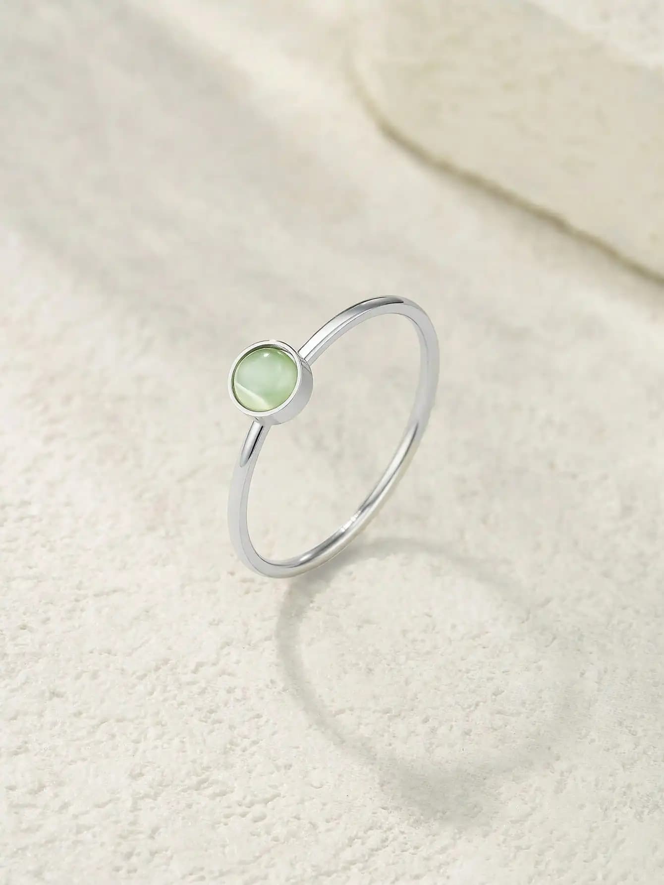 Un anello semplice ed elegante con pietra di luna blu, delicato gioiello da donna in acciaio inossidabile, adatto per l'uso in occasioni di festa