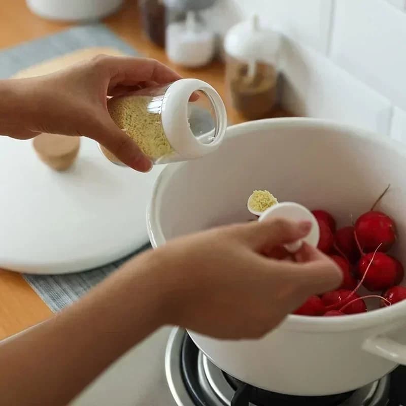 Forniture da cucina Piccola bottiglia di stoccaggio Barattolo di spezie Coperchio Set di cucchiai Barattoli di plastica per condimenti per erbe Contenitore per sale Scatola sigillata Pepe