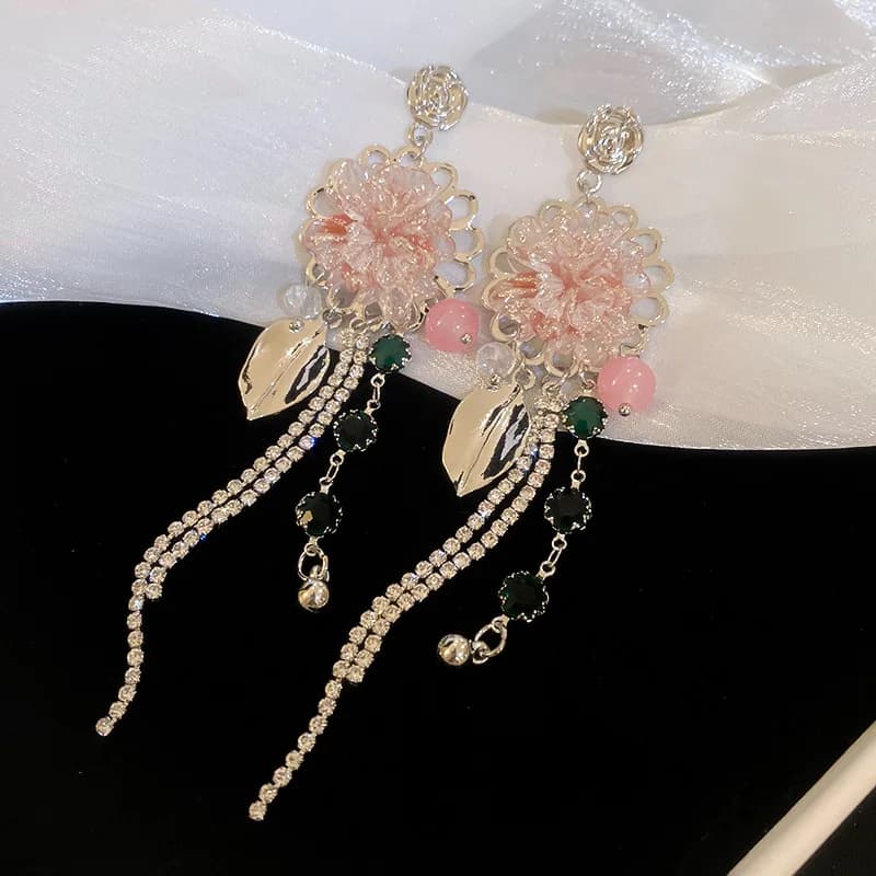 Eleganti orecchini ad ago in argento con frange e foglie di fiori tempestati di diamanti in cristallo artificiale, temperamento di nicchia di lusso leggero di fascia alta