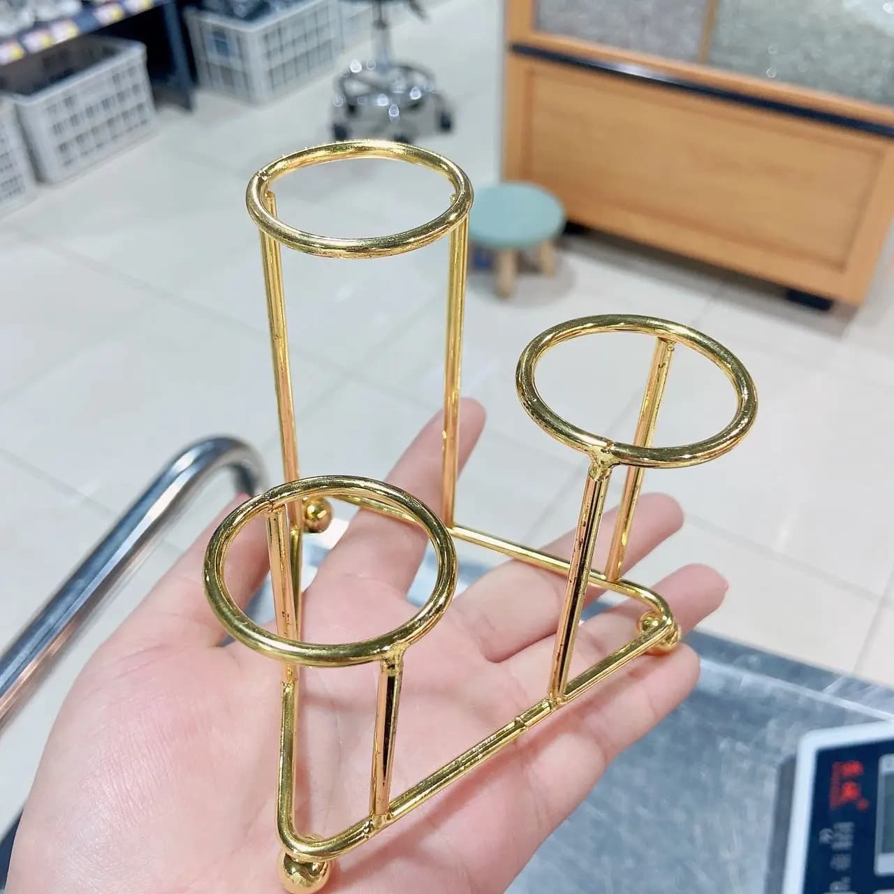 Nuovi arrivi sfera di cristallo in metallo tre tee Holder Gold Sphere Stand espositore