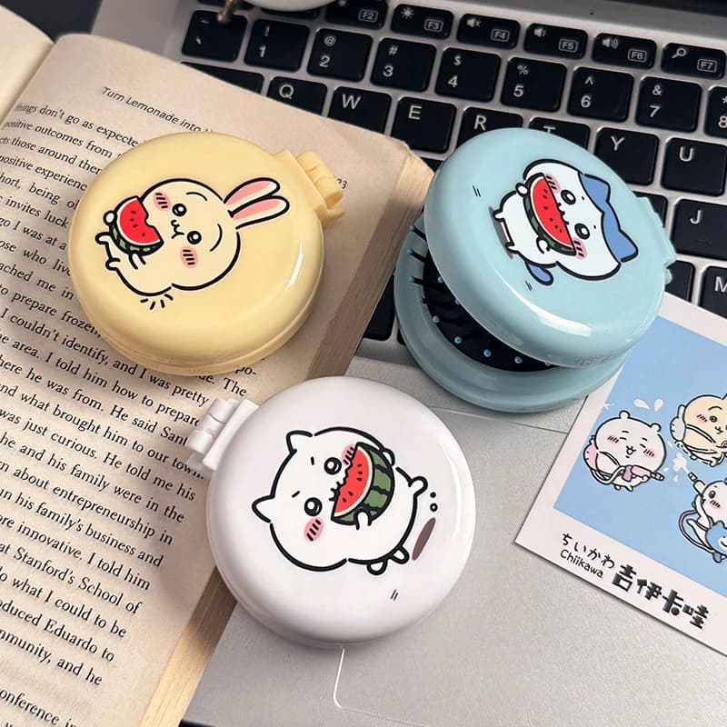 Spazzola per capelli 2 in 1 Kawaii Chiikawa con specchio, simpatico pettine portatile a cuscino d'aria con personaggi dei cartoni animati Hachiware e Usagi, per ragazze, ideale per l'uso quotidiano e da viaggio, regalo.