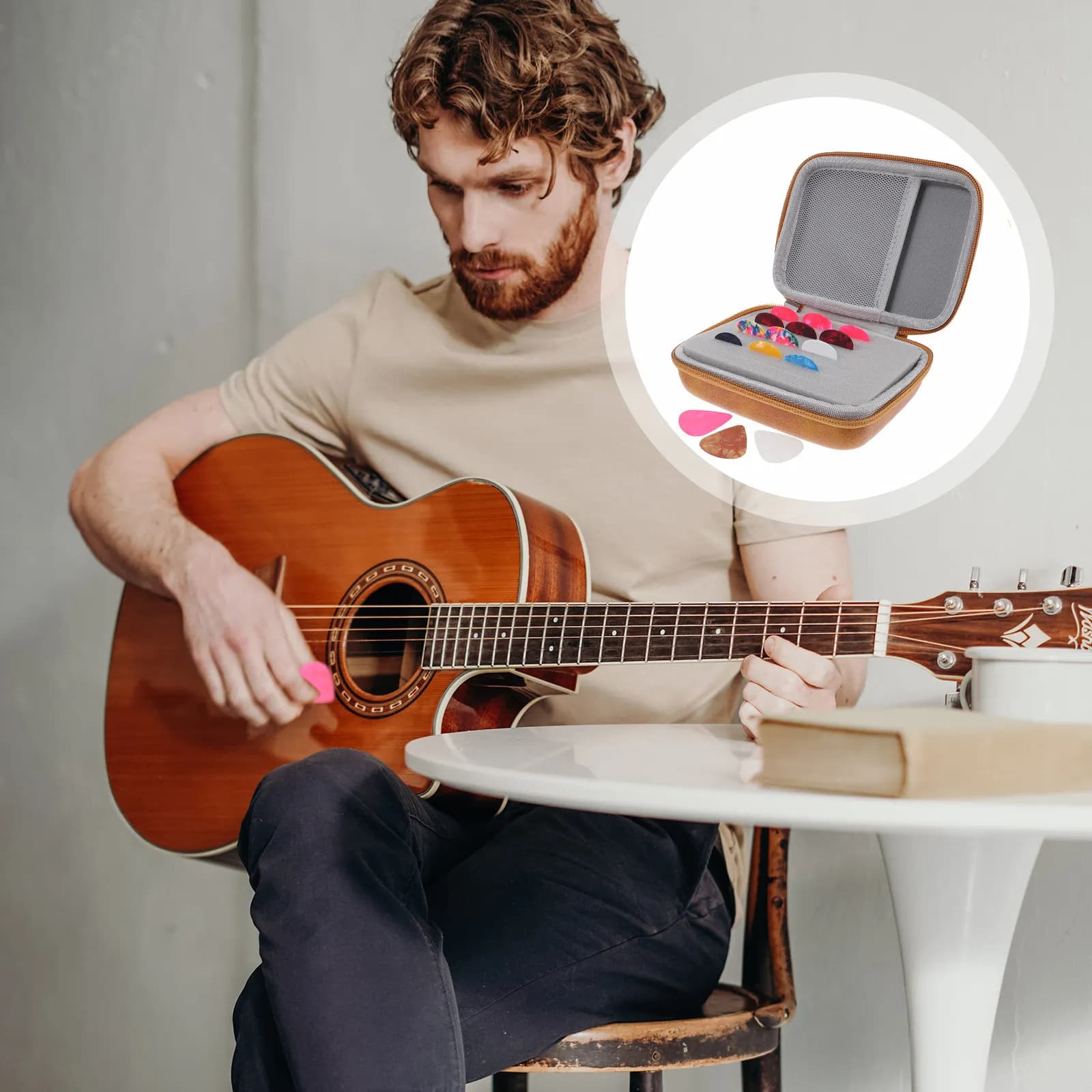 Custodia Porta Plettri per Chitarra da 15 Pezzi con Interno in Schiuma Morbida, Design Portatile con Cordino per Chitarre Acustiche ed Elettriche