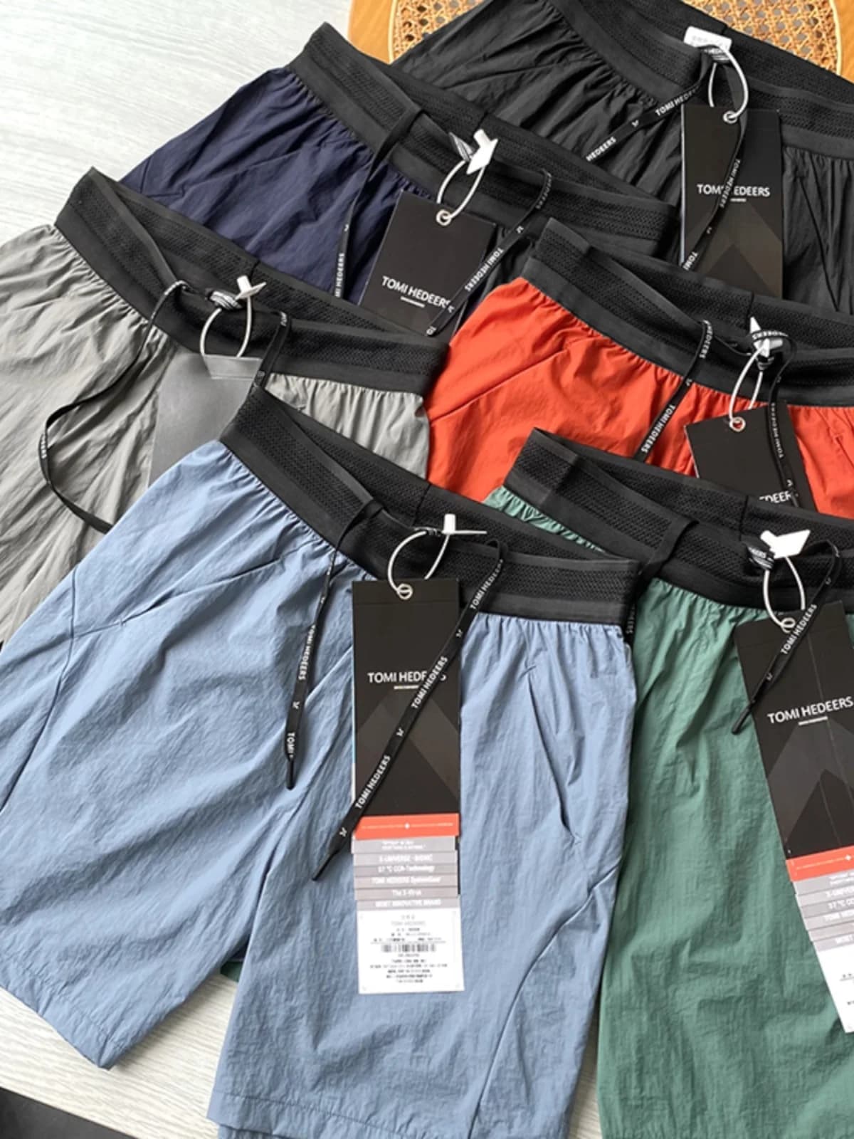 Pantaloncini Sportivi Estivi da Uomo Leggeri, ad Asciugatura Rapida e Traspiranti, Lunghezza Cinque Quarti, Gamba Dritta, Stile Giovanile e Vibrante