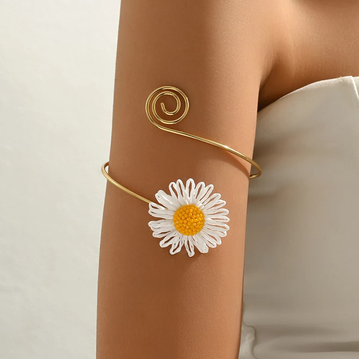 Boho Daisy Seed Bead Arm Cuff Women Gold Spiral Flower Arm Band Adjustable Beaded Floral Armlet Summer Beach Vacation Jewelry