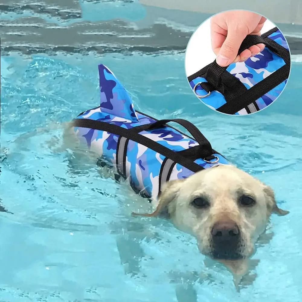 Giubbotto di salvataggio per cani mimetico in poliestere Collare ripstop Imbracatura Costumi da bagno per cani Pinna di squalo con manico di salvataggio Giubbotto di salvataggio per cani Piscina Spiaggia