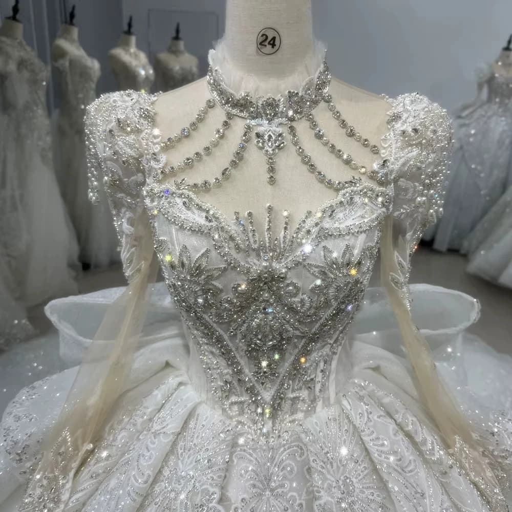 Abito da sposa a maniche lunghe con scollo a goccia e lacci posteriori, abito da sposa con perline, paillettes e cristalli, abito da sposa a sirena.