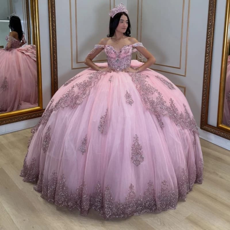 Abiti stile Quinceanera rosa lucido Abito da ballo con spalle scoperte Applique Perline di pizzo Fiocco Tull Festa di compleanno Dolce 16 Abito Abiti De