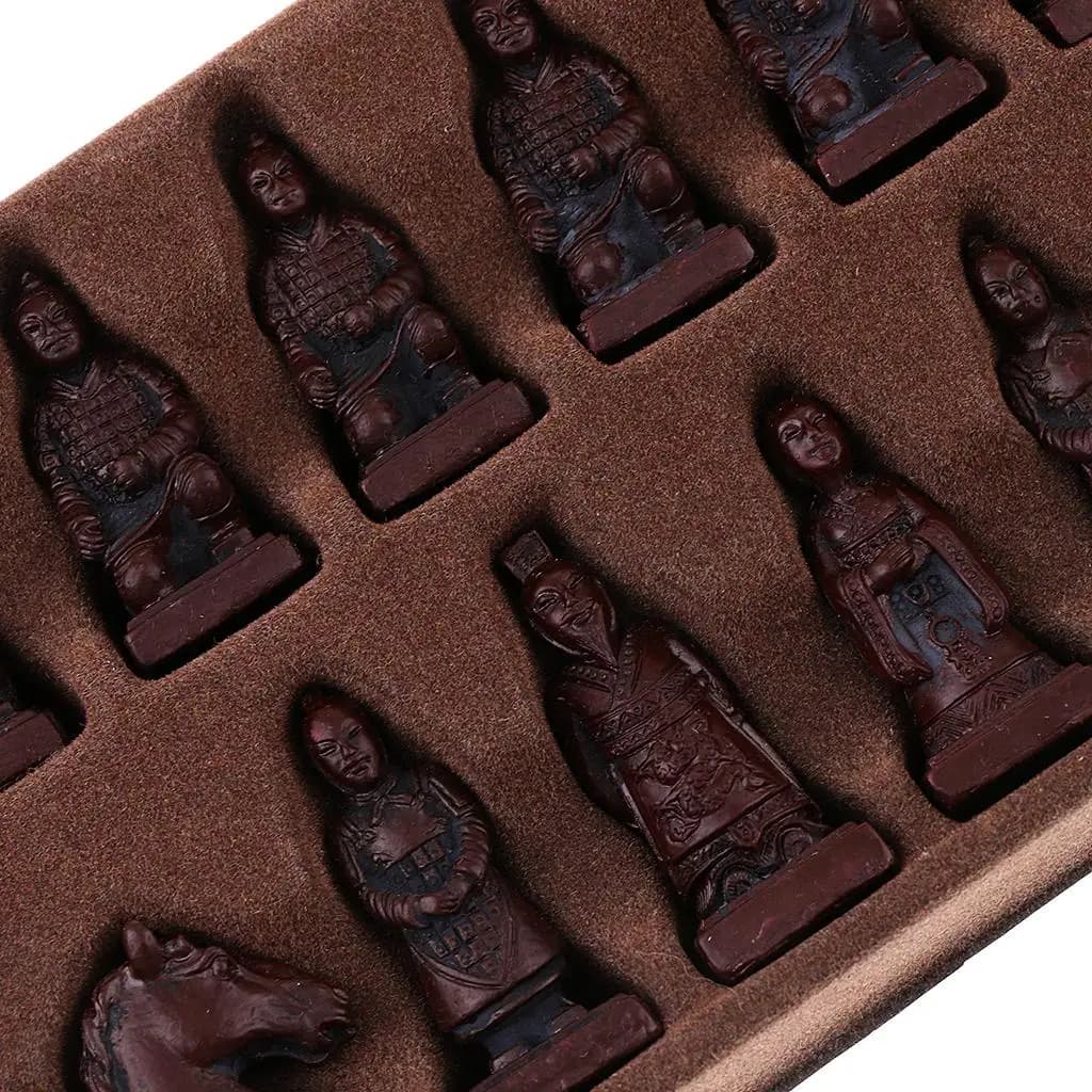 Set di Scacchi Cinesi Oversize con Pezzi in Resina dell'Armata di Terracotta e Scacchiera Pieghevole in Pelle per Casa e Ufficio