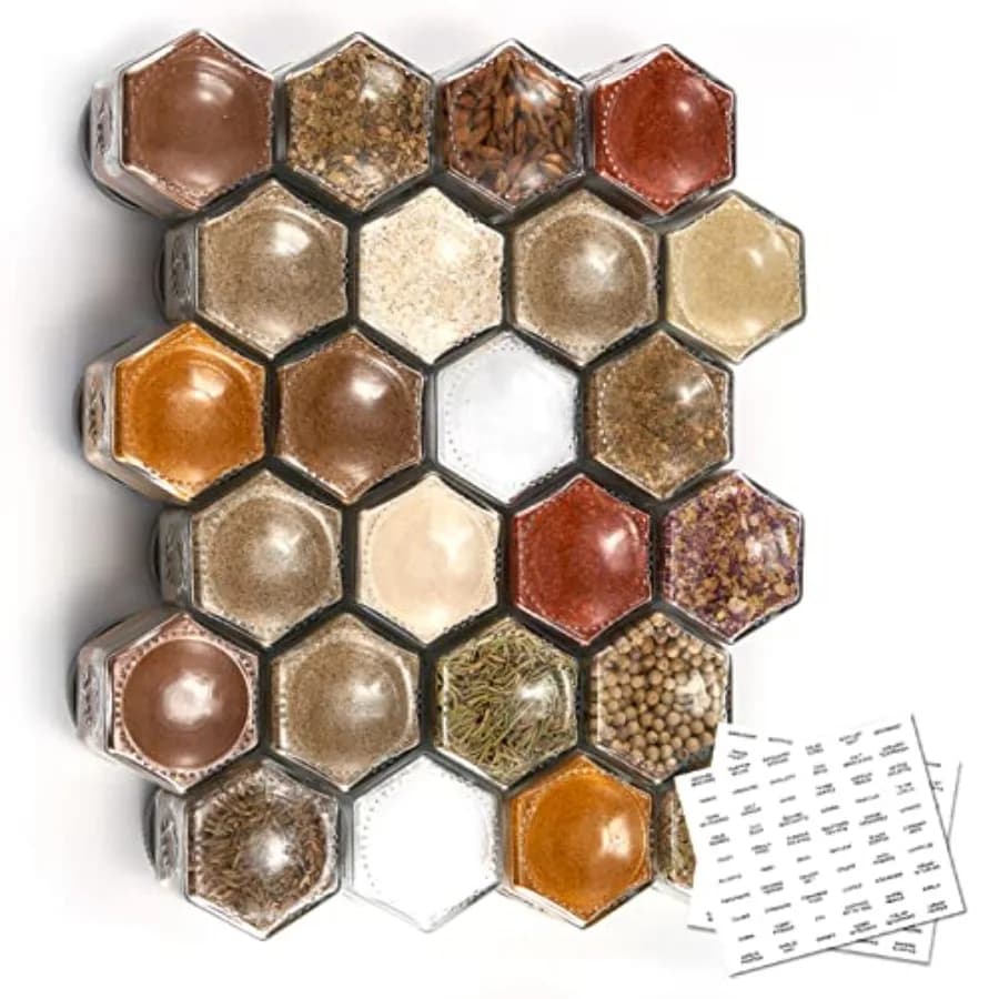 Set di 24 Barattoli Esagonali in Vetro per Spezie con Coperchi Dosatori ed Etichette per Frigorifero, Cucina, Camper, Roulotte, Contenitori Magnetici