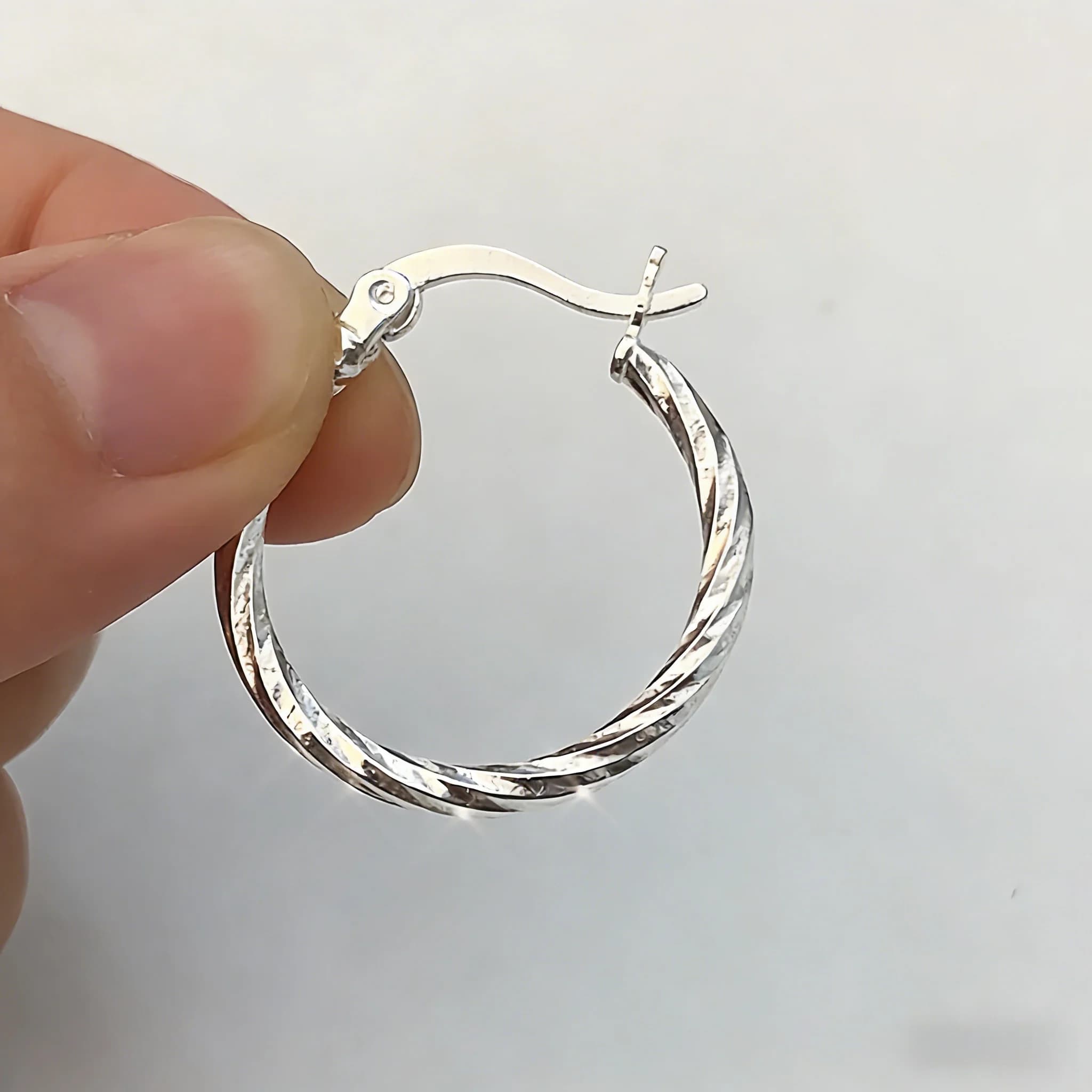 Orecchini a Cerchio Minimalisti Versatili: L'Essenziale Quotidiano per le Donne per Valorizzare il Look di Ogni Giorno