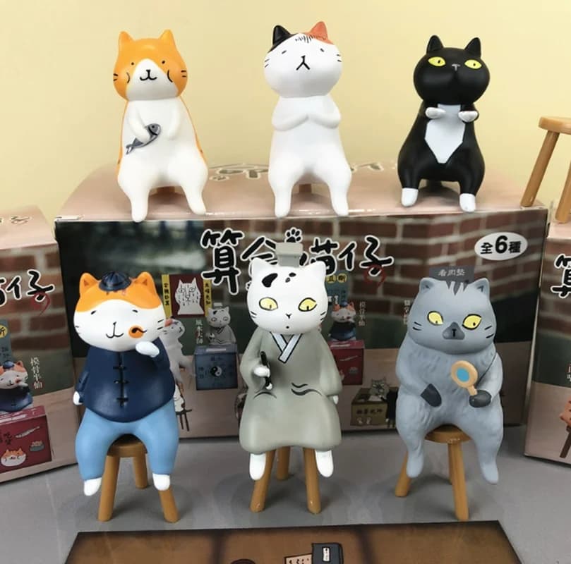 Figura anime Fortune Telling Cat Blind Box Cute Cat Action Figure con sgabello Kawaii Desk Decor Giocattolo da collezione Regalo di festival