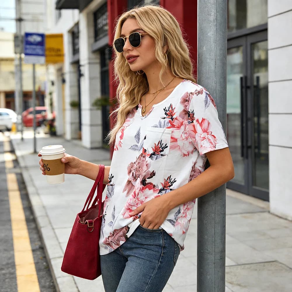 T-shirt con scollo a V con stampa peonia ad acquerello - Camicetta bianca a maniche corte con motivo floreale e tasca