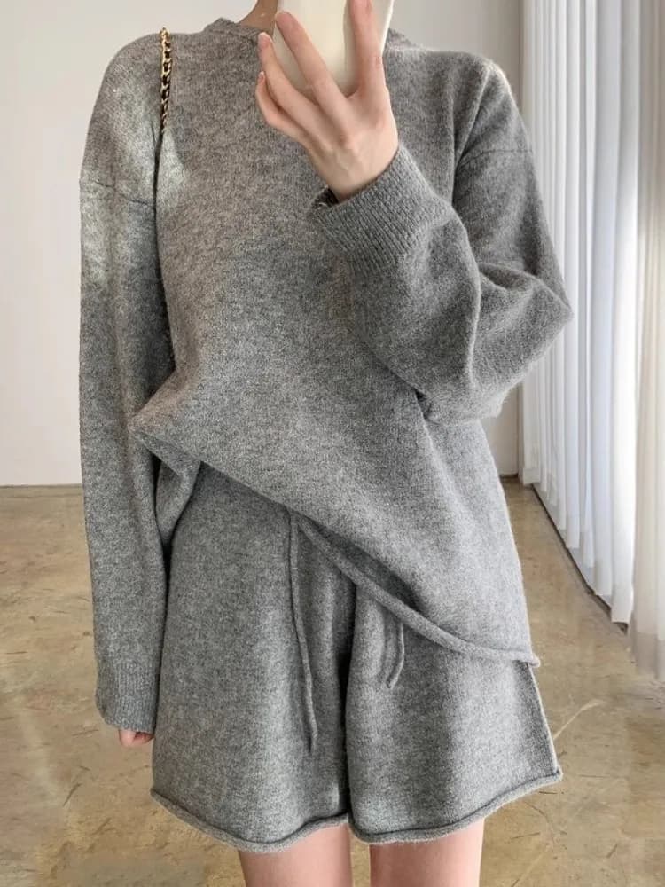 Maglione lavorato a maglia morbido e appiccicoso autunno e inverno da donna in due pezzi semplice e ampio abbinato a pantaloncini a gamba larga con bordo arrotolato