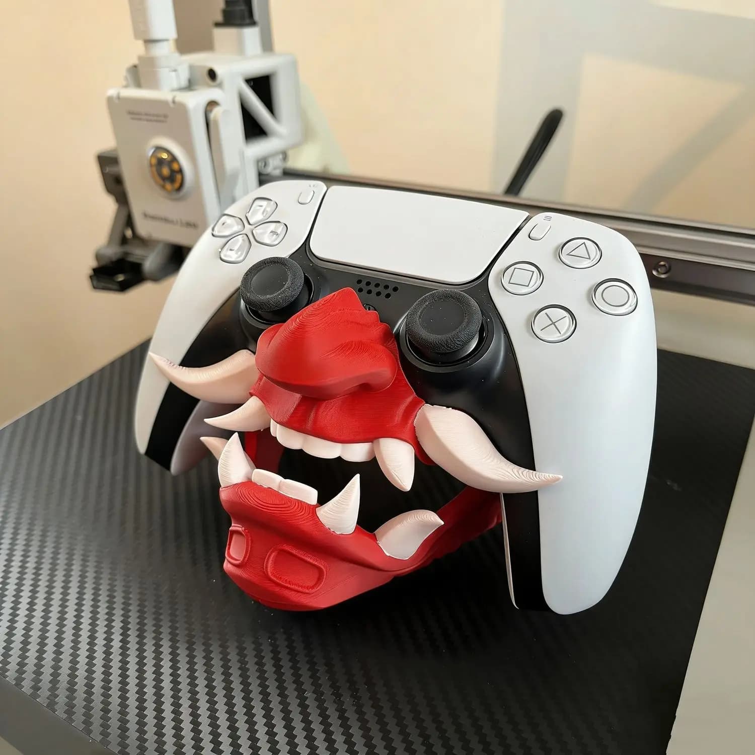 Supporto per Controller a Forma di Demone Giapponese Oni per PS5, Porta Gamepad Unico in Stile Samurai, Accessorio da Scrivania per Gaming Stampato in 3D