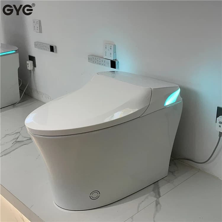 WC intelligente di alta gamma in ceramica con telecomando e funzione di riscaldamento del sedile
