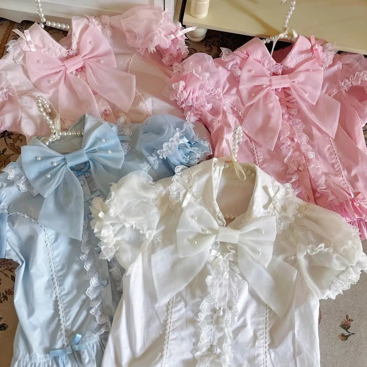 Camicia estiva originale Strawberry Secret Garden Lolita a maniche corte con colletto a bambola e pizzo interno, stile dolce da donna.