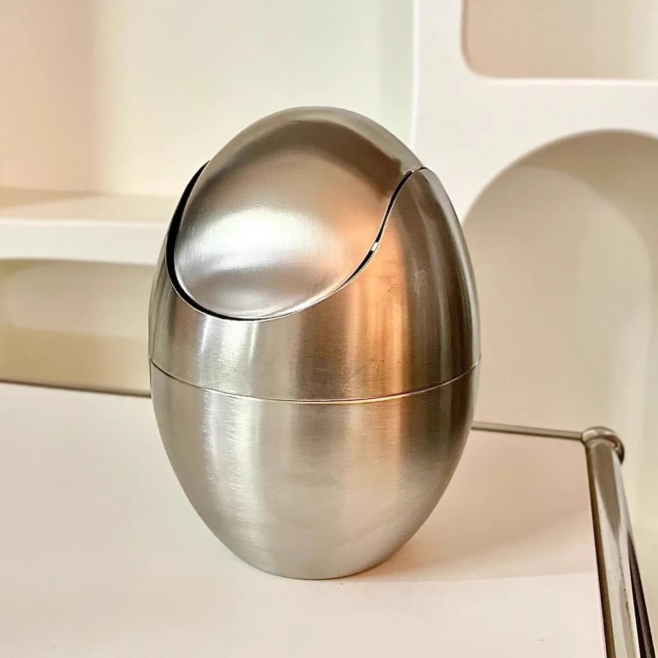 Set di pattumiera con coperchio oscillante spazzolato da banco in acciaio inossidabile 304, 1,5 L / 0,40 Gal, pattumiera da tavolo dorata