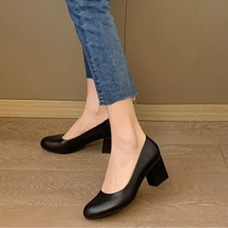 Scarpe da donna con tacco a blocco in pelle nera, punta tonda, comode per l'ufficio, il lavoro, il matrimonio e l'uso quotidiano.