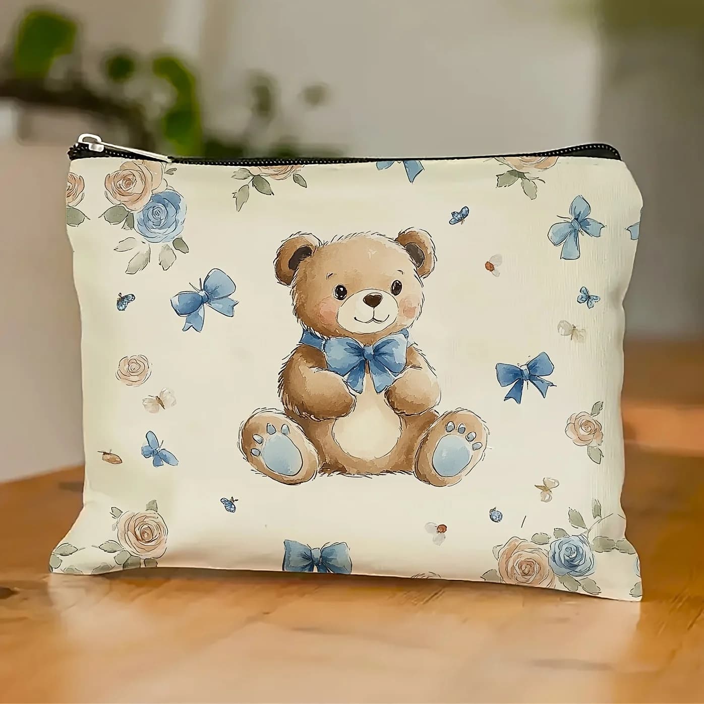 Un affascinante orso cartone animato con borsa per il trucco con fiocco blu floreale: custodia multifunzionale con cerniera, borsa per riporre gioielli, perfetta cerniera da viaggio