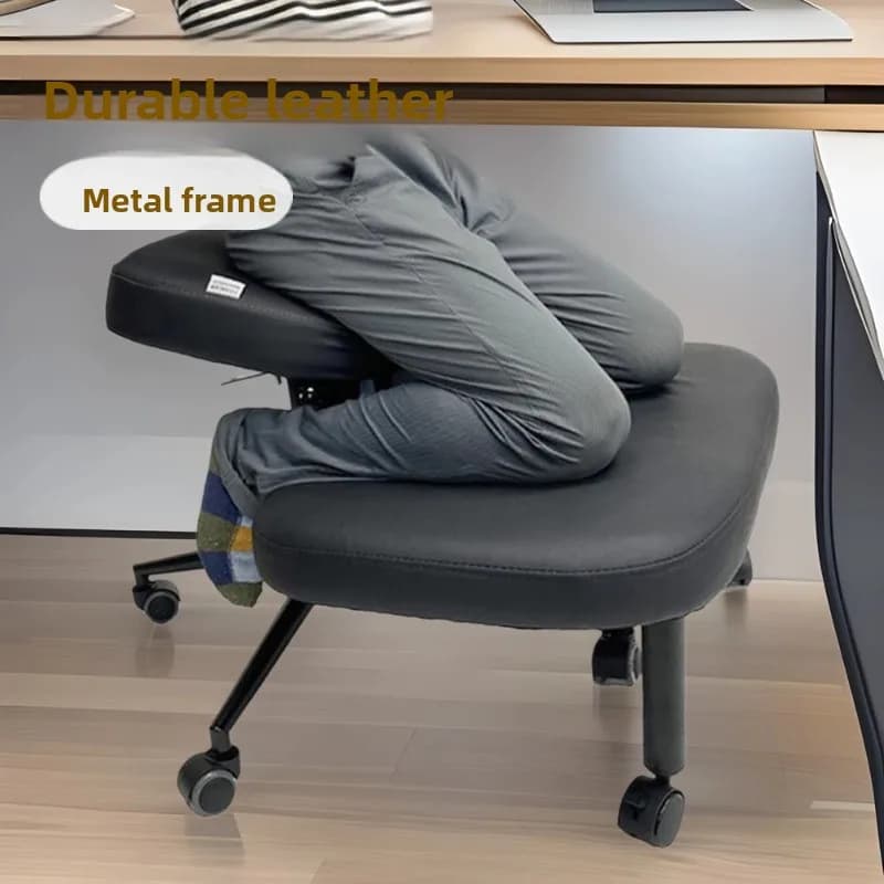 Sedia ergonomica con schienale rinforzato e gambe incrociate, ideale per uso domestico e per lunghe sedute.
