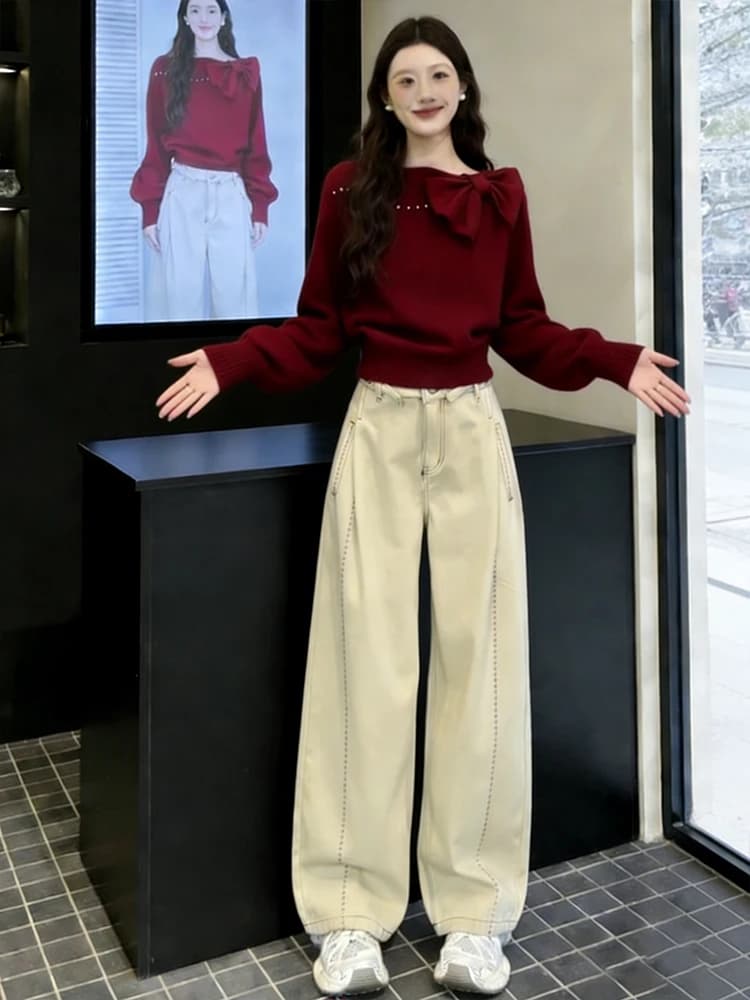 Completo da donna casual a due pezzi con top rosso in maglia e jeans a vita alta, modello slim, maniche a lanterna lunghe, Collezione Primavera 2026