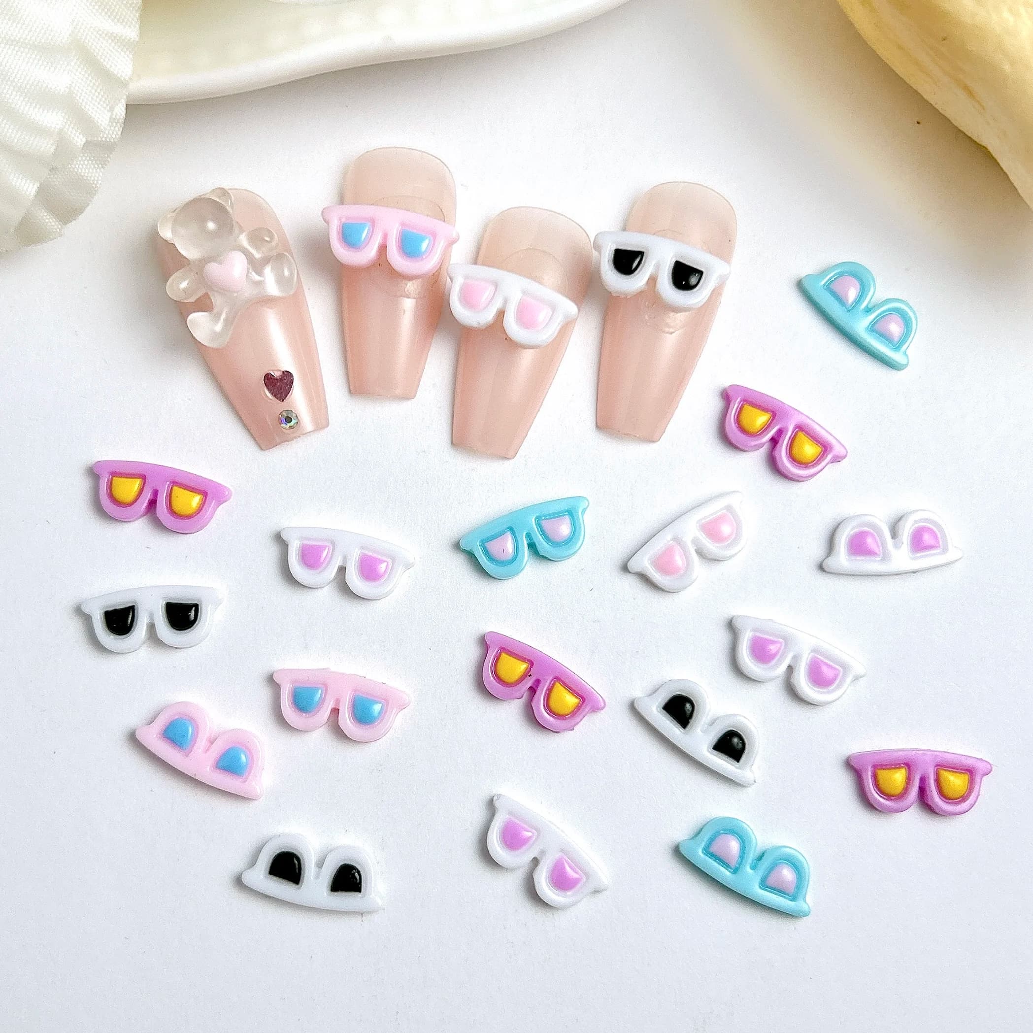 50 pezzi luminosi eccentrici occhiali da sole ciondoli per unghie Kawaii occhiali creativi colorati decorazioni per unghie in resina per unghie pendenti fai da te