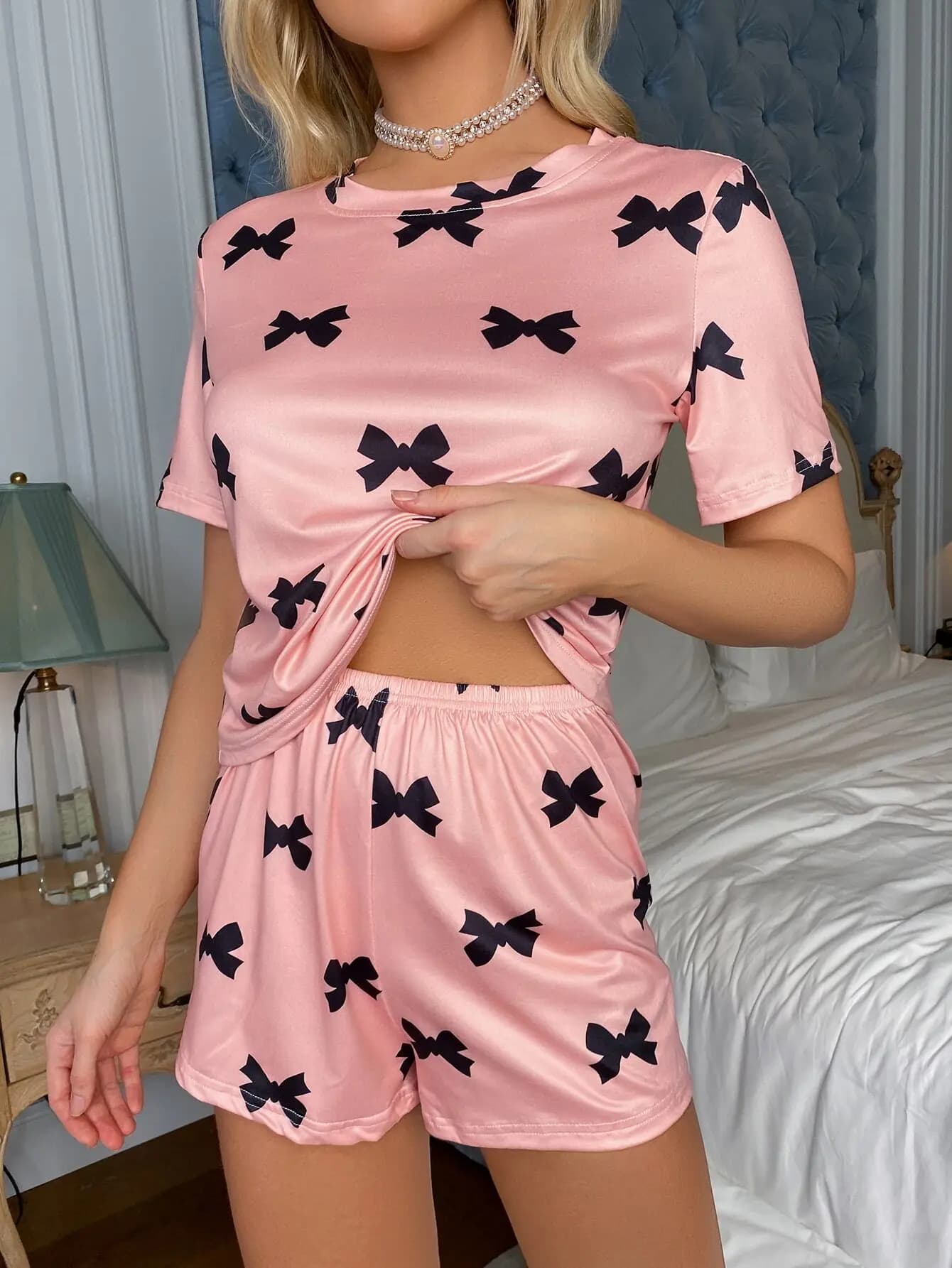 Set pigiama da donna con top corto a maniche corte e pantaloncini con stampa fiocco rosa