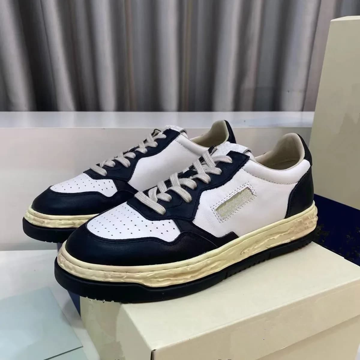 Fashionable Classic Suede Sneakers, Breathable Sporty Casual Shoes for Men and Women, Thick Soles for Height Increase