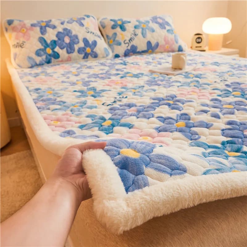 Coprimaterasso Queen per dormitorio studentesco Coprimaterasso invernale in velluto di latte Coprimaterasso singolo doppio pieghevole Copriletto antiscivolo