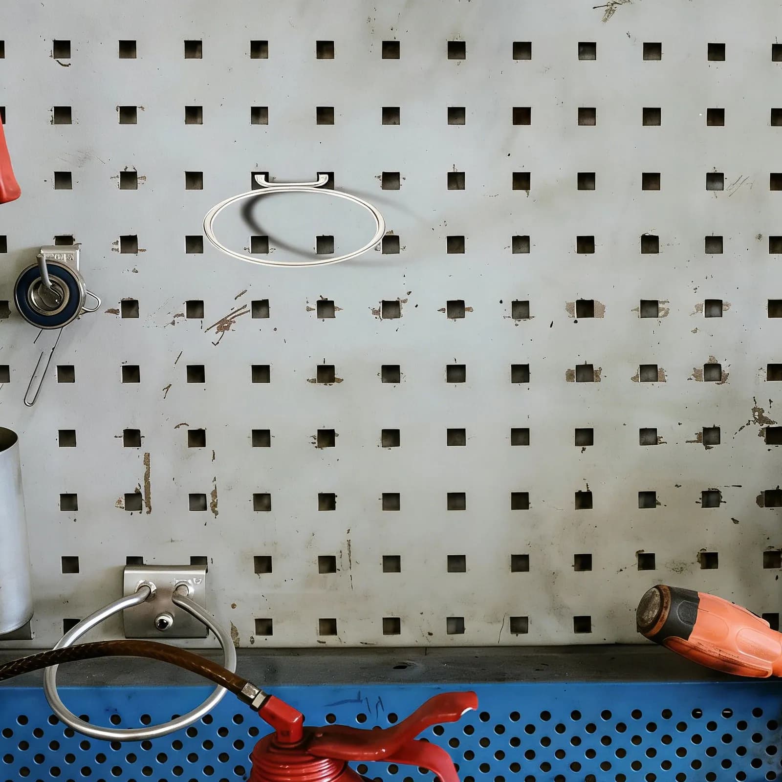 4Pcs Heavy Duty Pegboard Rings Strong Bearing Capacity Display Board Hanging Hooks for Kitchen Garage Garden Workshop Storage