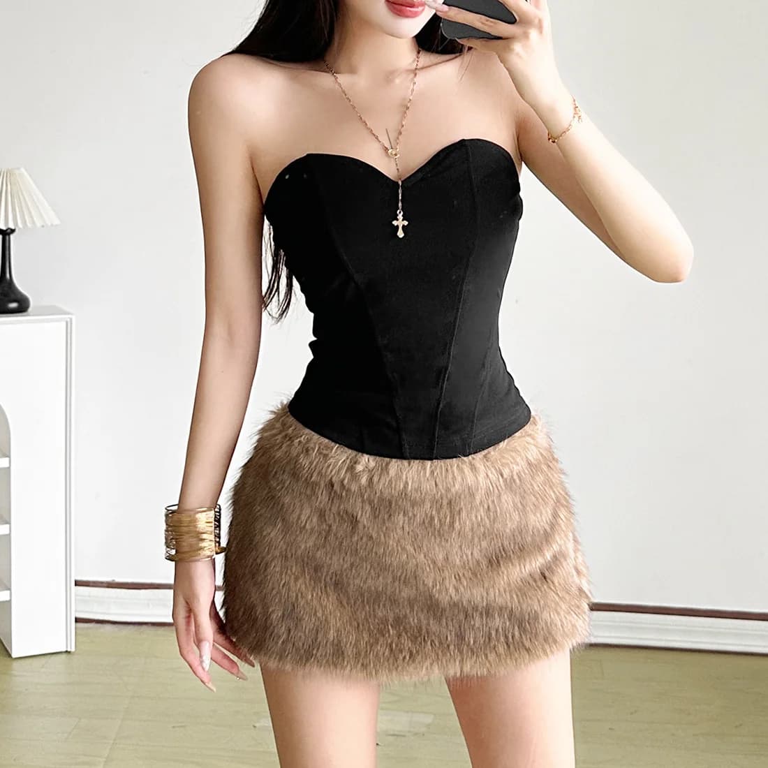 Set Sexy alla Moda in Due Pezzi per Donna: Top Corsetto Nero Senza Spalline e Schiena Scoperta + Minigonna Aderente in Pelliccia, Completo da Club e Streetwear