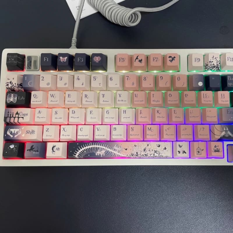 Set di Tasti Tematici Death Hymn, 140 Tasti Personalizzati in PBT Rosa, Sublimazione su Cinque Lati, Profilo Cherry per Tastiera Meccanica