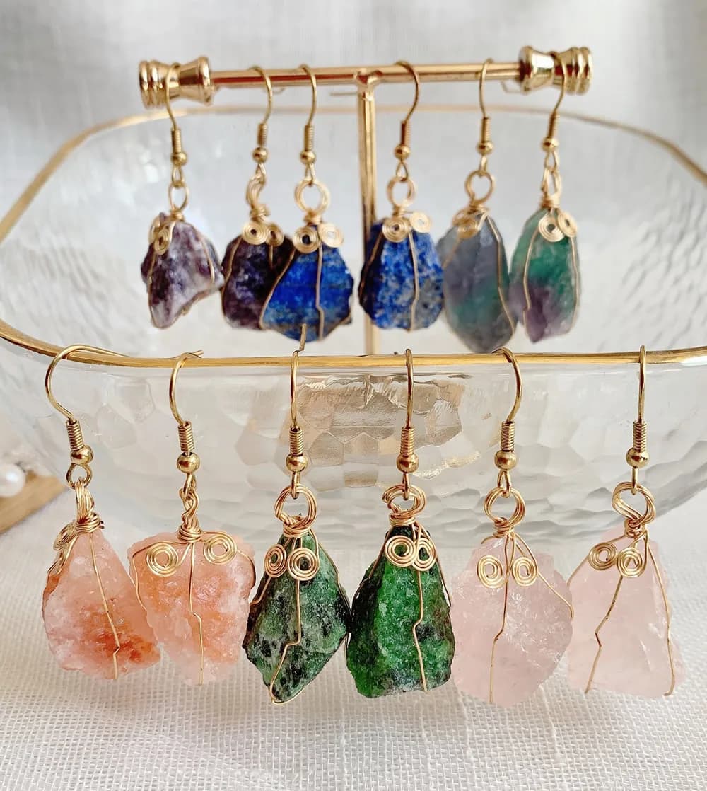 Orecchini di cristallo naturale per le donne pietra grezza quarzo verde pendolo rubini Zoisite Lapis Sunstone orecchino a goccia di cristallo viola